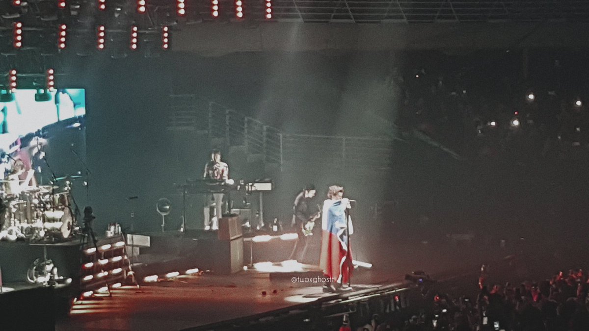 twoxghostt's tweet photo. One week ago I had before my eyes the man I love most in my life, after 7 years waiting to meet him, the 25/05/2018 finally I managed to see his smile and not on a screen, I fulfilled my dream. It was the best day of my life, @Harry_Styles, thanks for everything, I love u. 🌹🌈 https://t.co/UMfS42Niue