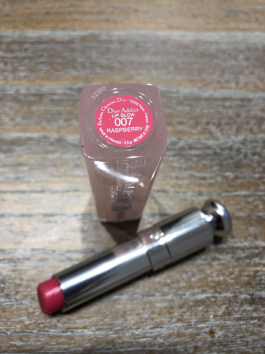 katacots's tweet photo. A todas mis clientas, amigas, seguidoras que hice adicta a este producto les cuento que hoy conseguí un color nuevo. Es el Lip Glow color 007 Raspberry.
Es hidratante con color como los otros que les recomendé con  acabado cremoso tipo “brillito” y más rosado que el 001 Pink. https://t.co/ZoB1H558gV