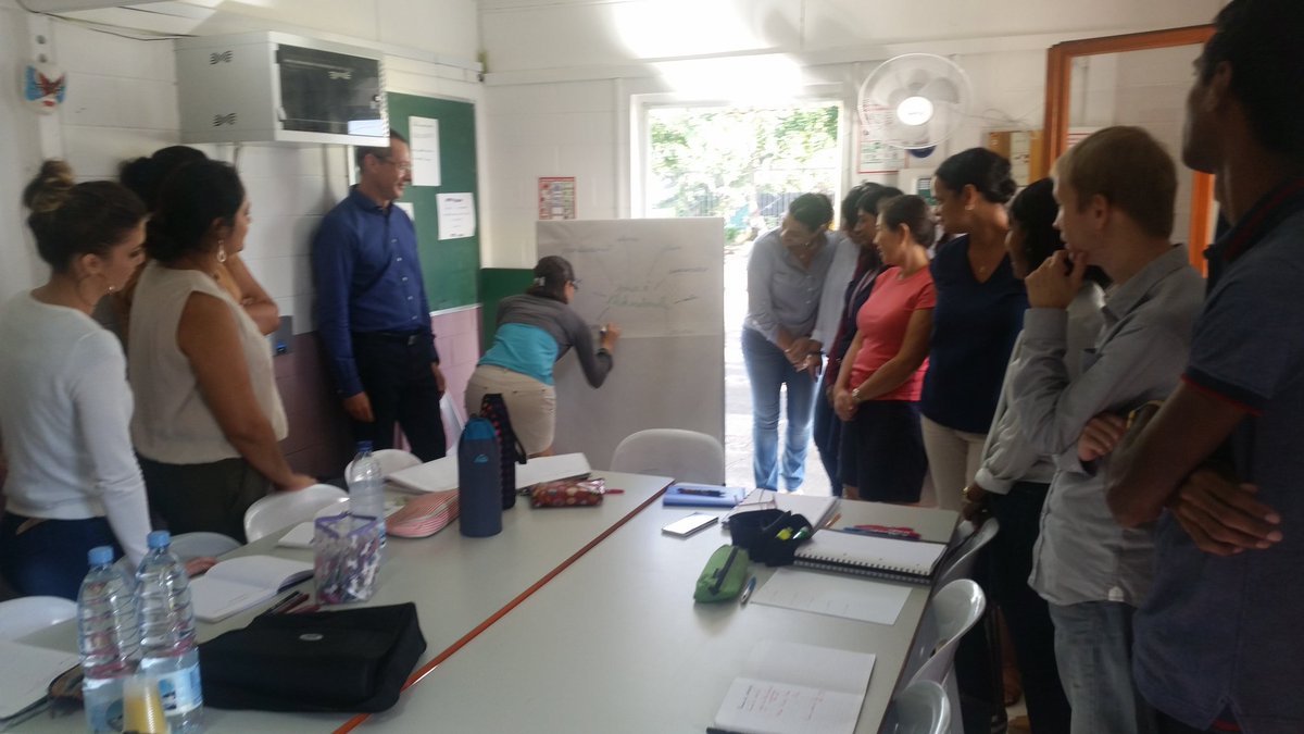IenSteSuzRun's tweet photo. Journée REP+ à l'école Les Cytises : formation sur la place du jeu dans les apprentissages avec M. Ouin, inspecteur en charge du dossier maternelle. @academiereunion https://t.co/BuRHlGvL5m