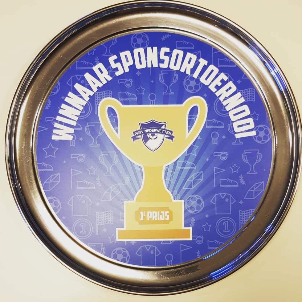 Rkvvnederwetten's tweet photo. Vanavond gaat het weer helemaal los hier in Nederwetten!!!

Welke sponsoren gaan met deze mooie (en ook handige) schalen aan de haal??

#sponsortoernooi #gezelligheid #Nederwetten #Nuenen #senb #voetbal #sponsor 
#jongens &amp; #meisjes 
@strack https://t.co/i6LCDfXZTx