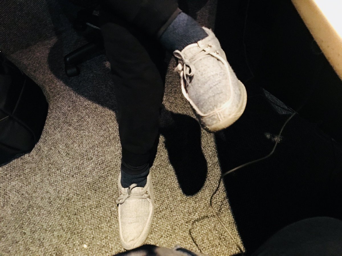 What is this? Who is wearing this? Why is this happening <a href="/goodhopefm/">Good Hope FM</a> @SeanLoots <a href="/DalinOliver/">IG:dalinoliver</a> <a href="/DanCorderOnAir/">Dan Corder 📺</a> <a href="/ThatsMeGeri/">Geri Saunders 💙💛</a> 🤷🏽‍♀️