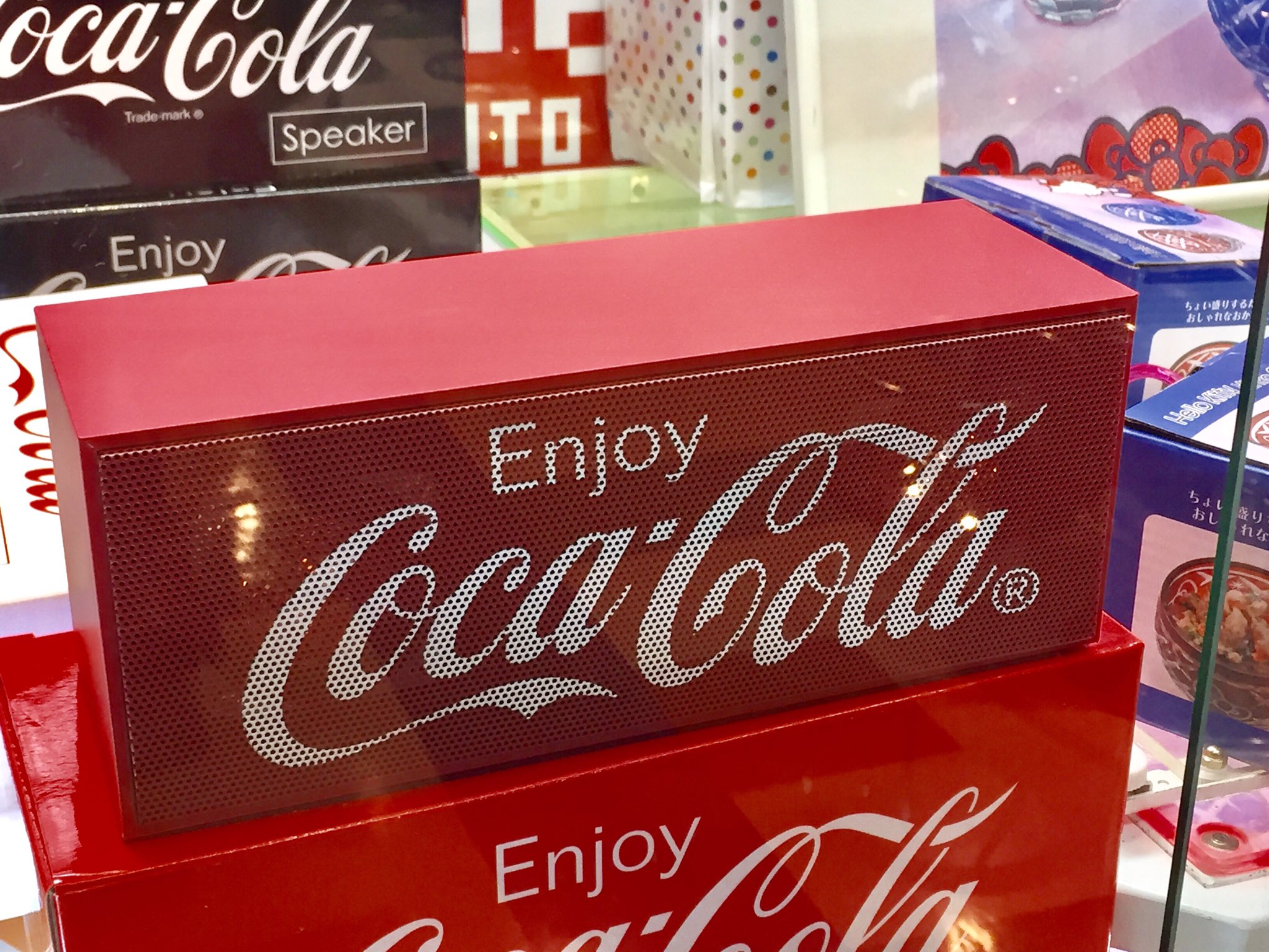 タイトーステーション 浅草店 コカコーラ スピーカーを入荷しました シンプルかつカッコイイですよ W ノ 赤 白 黒の3種類ございますので 好きな色をgetして好きな音楽を聴いてください タイトー 浅草 コカコーラ スピーカー T Co
