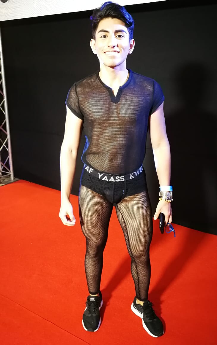 RevistaElla's tweet photo. #ChristianCarranza, youtuber salvadoreño puso el toque irreverente en el #MBFWSV 2018, con su look cargado de osadía. Foto/R. Montalvo. #RevistaElla #MercedesBenz #MercedesBenzFashionWeek #ElSalvador @prensagrafica https://t.co/q0IFQ5w5Ao