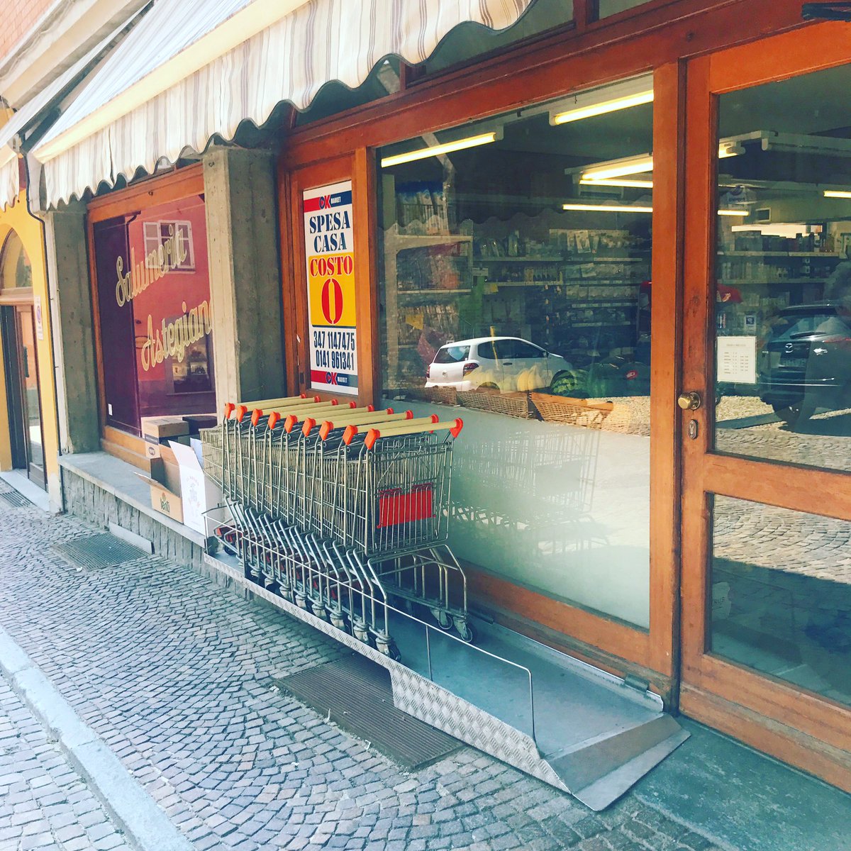 corinnekeddie's tweet photo. When space is a premium...get creative! #shoppingcarts 
.
.
#design #creativity #shopping #travel #wine #winetasting #winestudy #costiglioledasti #piemonte #piedmont #italy #italia #365daysofwine #3ic @collisioni https://t.co/Cmg1vbJ1Ko