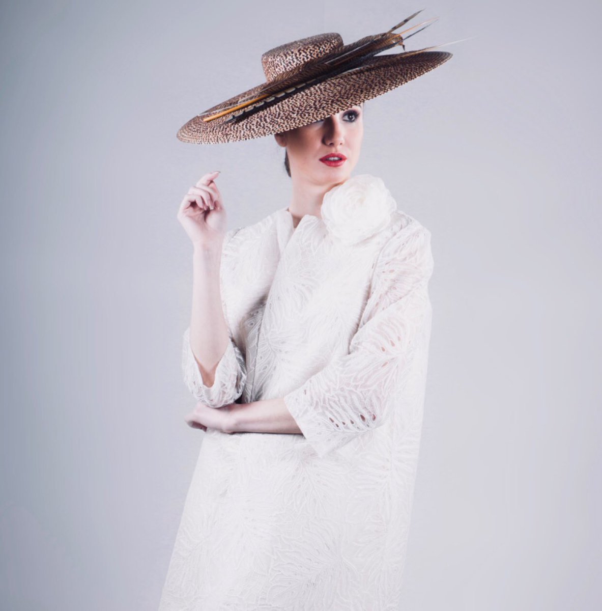 TocadosAirun's tweet photo. Si asistes a tu próximo #evento o #celebración vestida de #blanco, recuerda que los #complementos son fundamentales para que tu look sea #perfecto.

HAT @TocadosAirun  

DRESS @SlabonModa 

MAKEUP #tiendasagatha 

PIC #raulaguilerafotografiayvideo 

MODEL #mprsol https://t.co/IbniHfYtl2