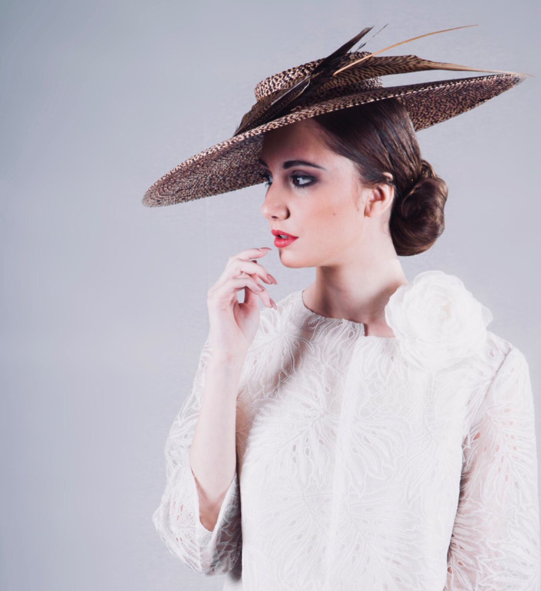 TocadosAirun's tweet photo. Si asistes a tu próximo #evento o #celebración vestida de #blanco, recuerda que los #complementos son fundamentales para que tu look sea #perfecto.

HAT @TocadosAirun  

DRESS @SlabonModa 

MAKEUP #tiendasagatha 

PIC #raulaguilerafotografiayvideo 

MODEL #mprsol https://t.co/IbniHfYtl2
