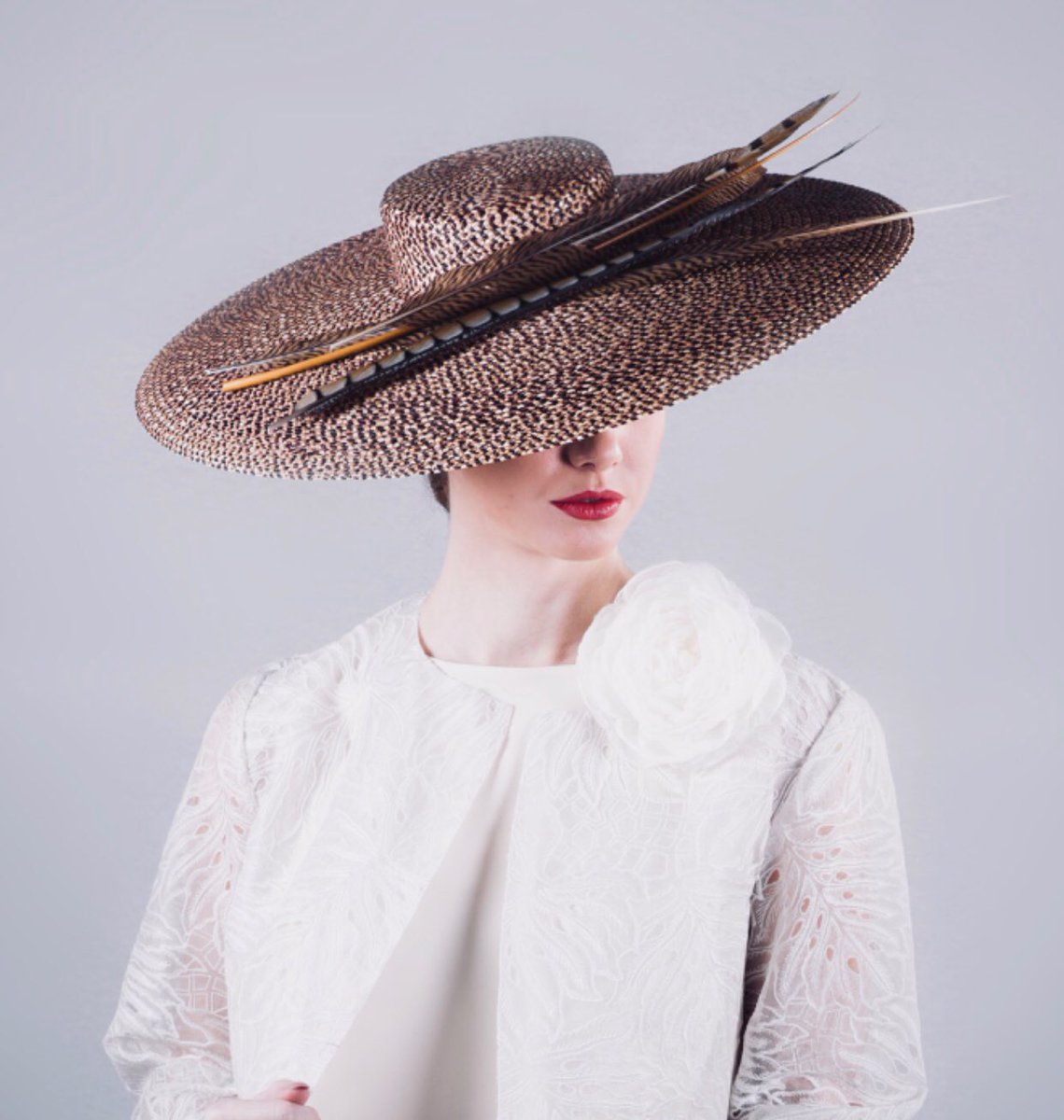 TocadosAirun's tweet photo. Si asistes a tu próximo #evento o #celebración vestida de #blanco, recuerda que los #complementos son fundamentales para que tu look sea #perfecto.

HAT @TocadosAirun  

DRESS @SlabonModa 

MAKEUP #tiendasagatha 

PIC #raulaguilerafotografiayvideo 

MODEL #mprsol https://t.co/IbniHfYtl2