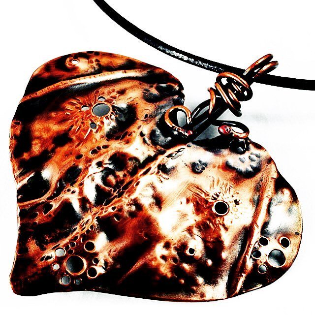 debVdesigns's tweet image. FOLD FORM HEART PENDANT
.
Copper repousse heart pendant with all kinds of yummy textures. Link in bio
.
.
.
.
#Foldform #heartpendant #handfabricated #artjewelry #riojeweler #metalwork #etsyjewelry #customjewelry #handfabricatedjewelry #makersmovement #madeincanada #madeonva…