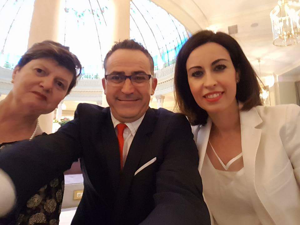 aytoejea's tweet photo. Momento de entrega de la Medalla al Mérito Humanitario en Madrid a #ADISCIV #Ejea. Enhorabuena por vuestro trabajo!!! https://t.co/2ydmvmCJHE