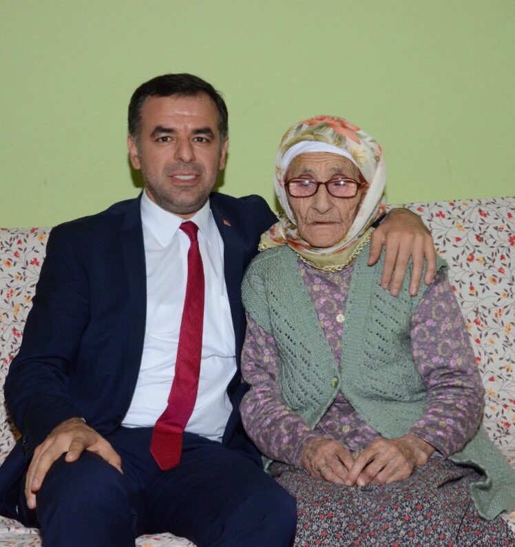 Bülent Ecevit'in evimizi ziyareti sırasında 'KARAOĞLAN' lakabını veren babaannem Şahzade Şahin'i kaybettik. 'Şaşo Hala' olarak da bilinen babaannemin cenazesini cumartesi günü Kars'ın Susuz ilçesinde defnedeceğiz.