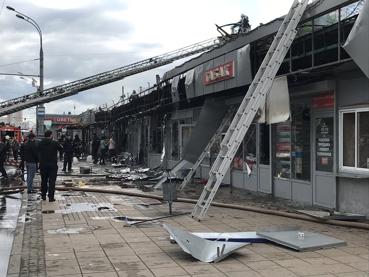 kuzhrom's tweet photo. Торговые ряды у м. Рязянский проспект (в сторону области) выгорели почти полностью #пожар #рязанскийпроспект https://t.co/E1xrlqfxpt