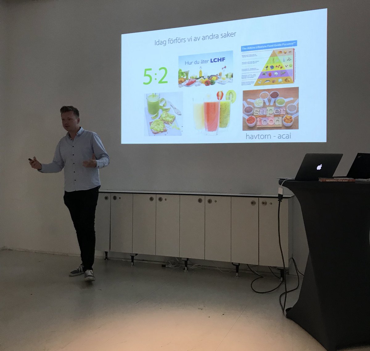 Vi fortsätter förmiddagen med <a href="/emanuelkarlsten/">Emanuel Karlsten</a> som pratar om hur påverkar snacket om mat och dieter i sociala medier vad vi äter? #mjölkensdag <a href="/Hjartamjolk/">Hjärta mjölk</a>