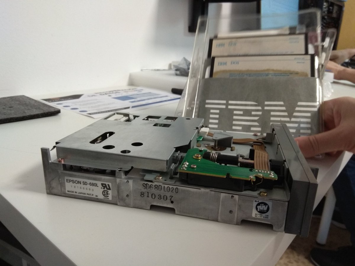FullStackDevApp's tweet photo. Recuperación de datos #vintage en nuestros laboratorios de https://t.co/COqZ0YJB1u
Utilizamos una disquetera SD-680L para hacer arqueología digital con discos flexibles de 5 y cuarto. 😄💾
#LaboratoriosGuardion #RecoveryData https://t.co/YVpuYMji2J