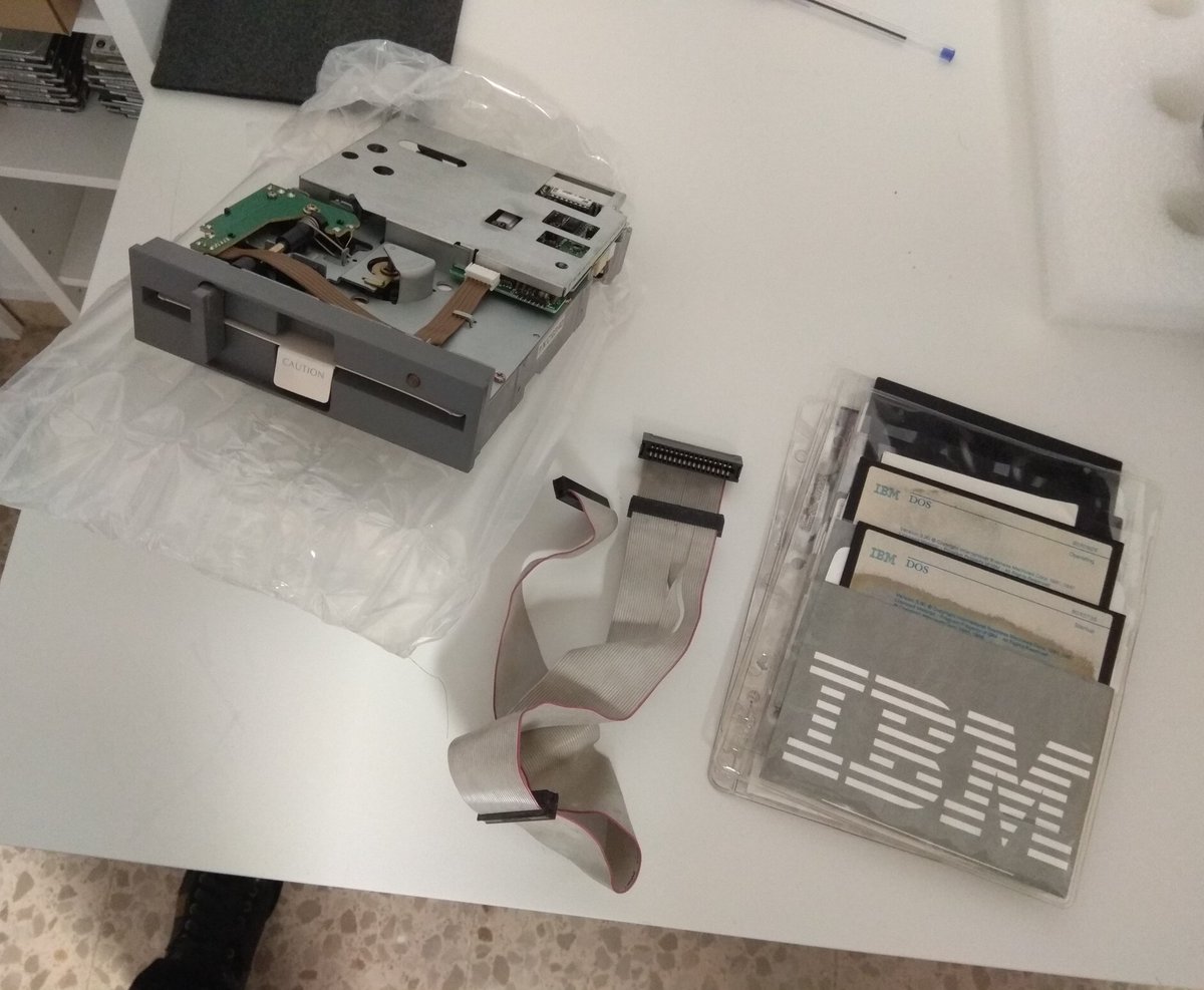 FullStackDevApp's tweet photo. Recuperación de datos #vintage en nuestros laboratorios de https://t.co/COqZ0YJB1u
Utilizamos una disquetera SD-680L para hacer arqueología digital con discos flexibles de 5 y cuarto. 😄💾
#LaboratoriosGuardion #RecoveryData https://t.co/YVpuYMji2J