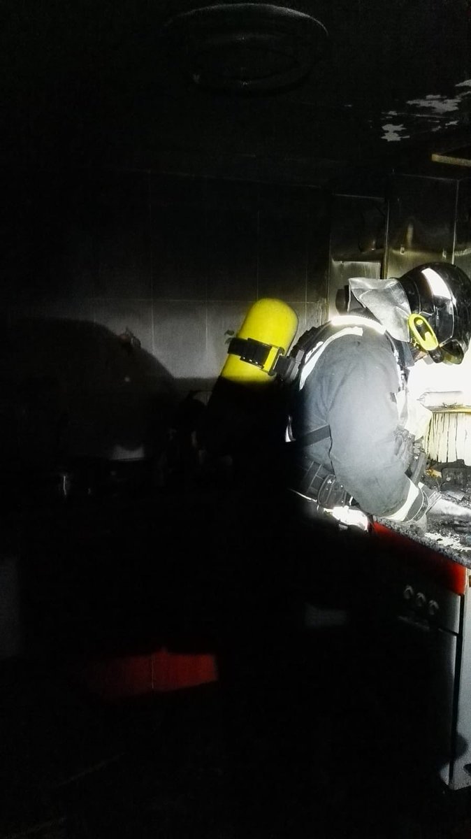 BomberosVLL's tweet photo. Durante la madrugada hemos actuado por fuego en vivienda en @LaCisterniga_ en calle #Fanega. El incendio ha causado desperfectos importantes. https://t.co/9PBBc8qkUY