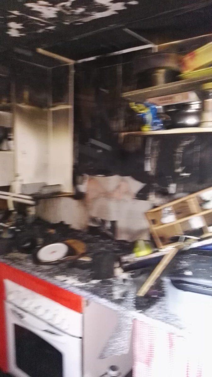 BomberosVLL's tweet photo. Durante la madrugada hemos actuado por fuego en vivienda en @LaCisterniga_ en calle #Fanega. El incendio ha causado desperfectos importantes. https://t.co/9PBBc8qkUY