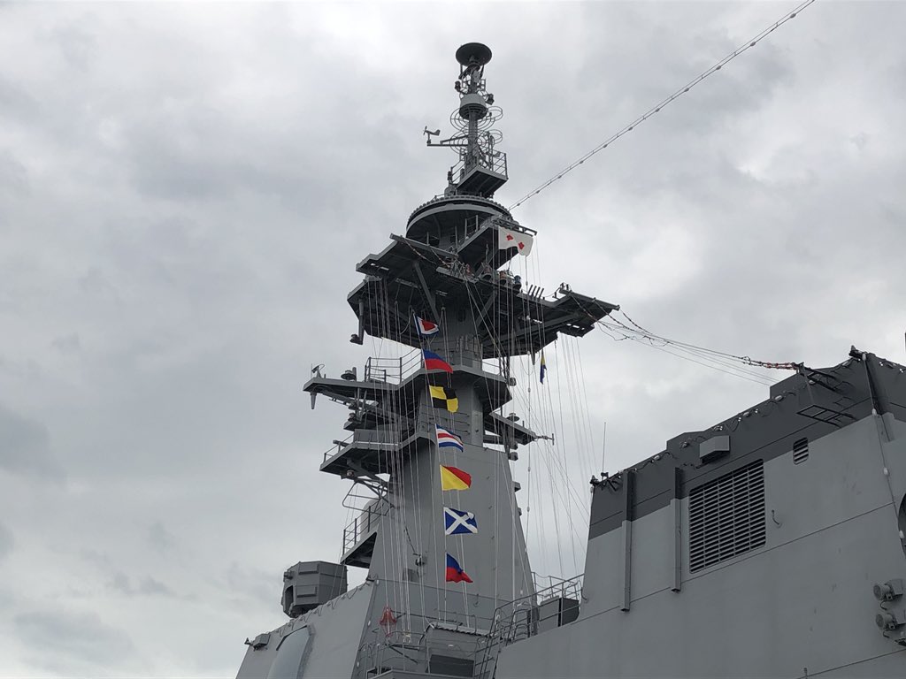 海自 #横浜 大さん橋 DDH-183いずも 旗りゅう信号 WELCOME 艦長不在旗