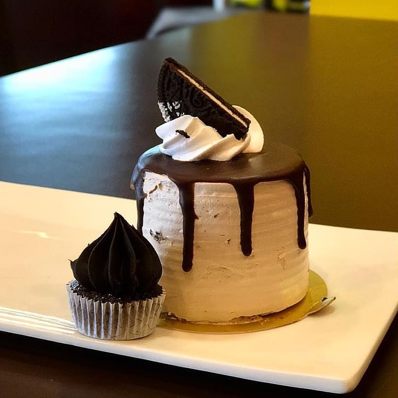 hungrito's tweet photo. Oreo Delight Pastry: Exotic combination of chocolate and Oreo topped with cream. Celebrate pleasure with scrumptious taste. π
π: @dangeedums
πΈ : @lost_in_flavours
#oreodelight #pastry https://t.co/XlgjT56xSh
