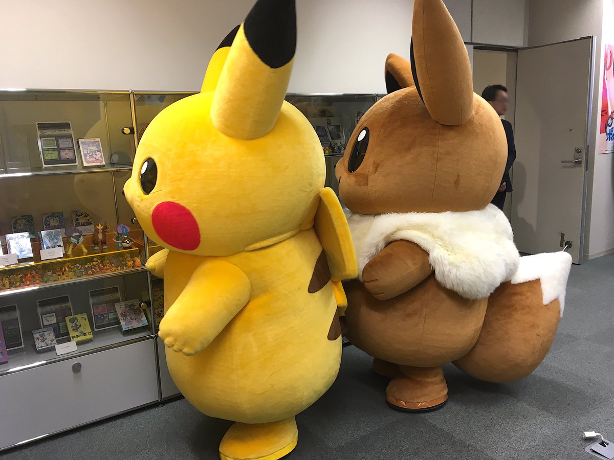 公式 プロジェクトイーブイ 続 歴代のポケモンゲームがショーケースに並ぶお部屋にも来ました イーブイ イーブイにも見せてよぅ ピカチュウ 押さないでよ ッ ２匹とも 仲良くね ピカブイ T Co