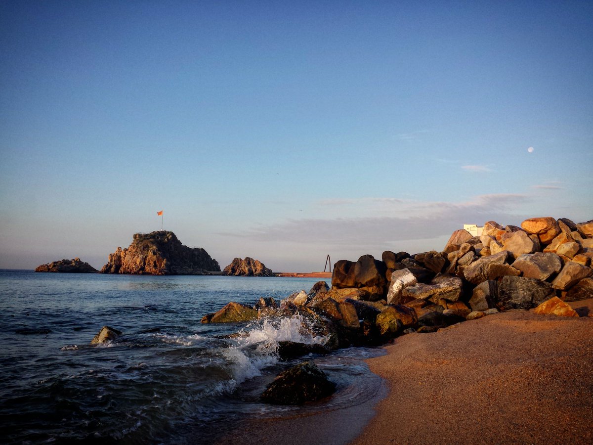 GispertJulia's tweet photo. Lluna plena a primera hora del matí, al costat de Sa Palomera, a Blanes.
#324eltemps #gemmapuigf #Blanes #bondia #surtelsol  #caminatesmatineres #SaPalomera #roques #mar #Mediterrania #platja #plage #beach #пляж #escultura #portaldelaCostaBrava https://t.co/pflVEcB9St