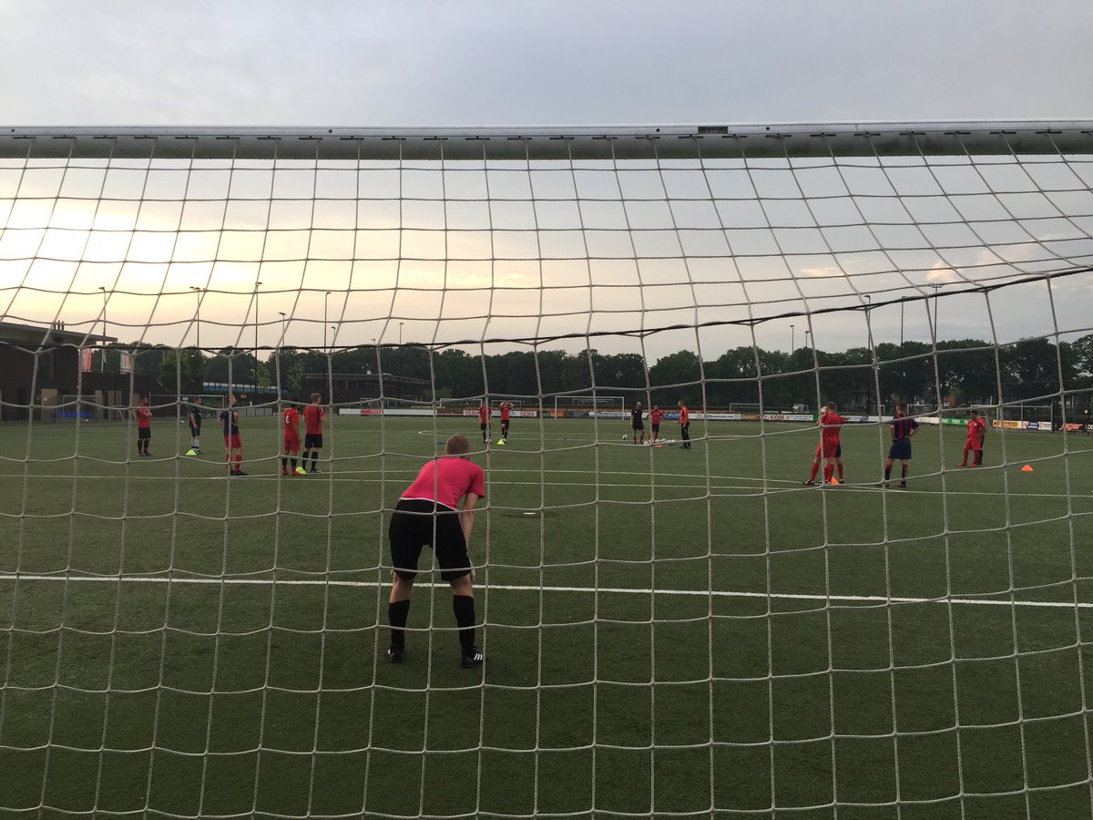 Veel afwerkvormen op laatste training richting nacompetitie. Zaterdag de eerste ‘finale’, thuis tegen TKB. Volle bak voor de winst. 🔴⚪️👊 #RoadToTheFinal