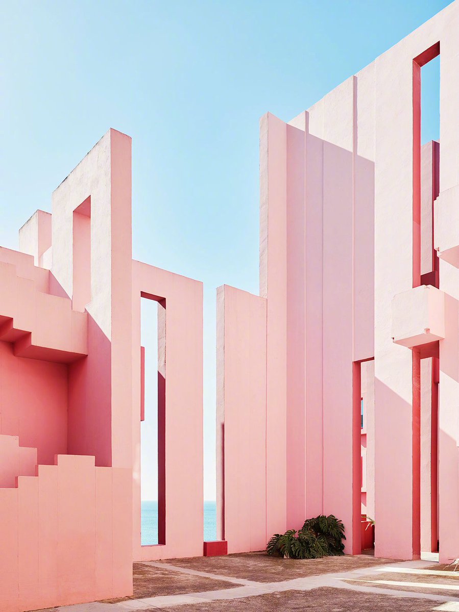 CGdrawing's tweet image. Pink
“La Muralla Roja”
Ricardo Bofill Leví (born 5 December 1939) is a Spanish architect, who, since 1963, continues to lead the international architectural and urban design practice Ricardo Bofill Taller de Arquitectura.