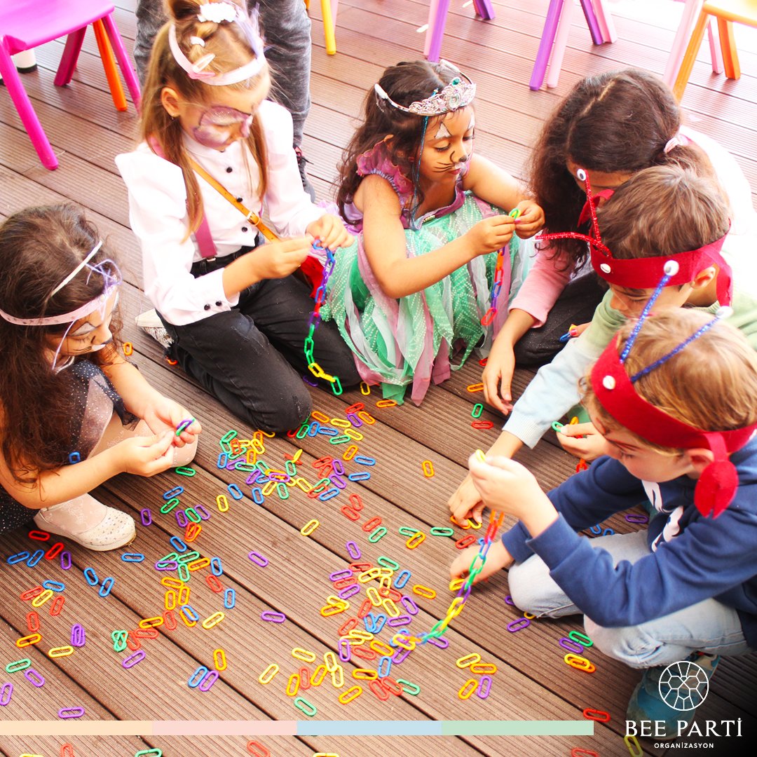 Çocuklar kafa kafaya verince neler yapmaz ki? Çocuklarınızın yaşıtlarıyla yaratıcı ve eğlenceli oyunlarda bir araya geldiği #BeeParti aktiviteleri Yaz konseptine büründü bile… 🏝 🔆