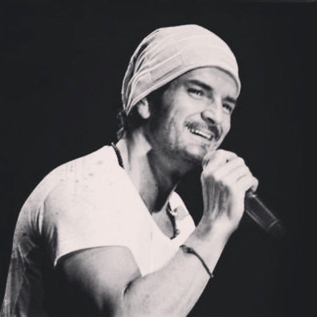 Sole84076416's tweet photo. Gracias a mi padre empece a escuchar tus canciones @Ricardo_Arjona y le doy gracias a él porque no solo me crió me educo y sino que me dio a conocer uno de los artistas más maravillosos 😍 #graciaspapa #ArjonaEspanaTeInvitaDeNuevo #AndaLevantaV1 https://t.co/kBwbp2EIES