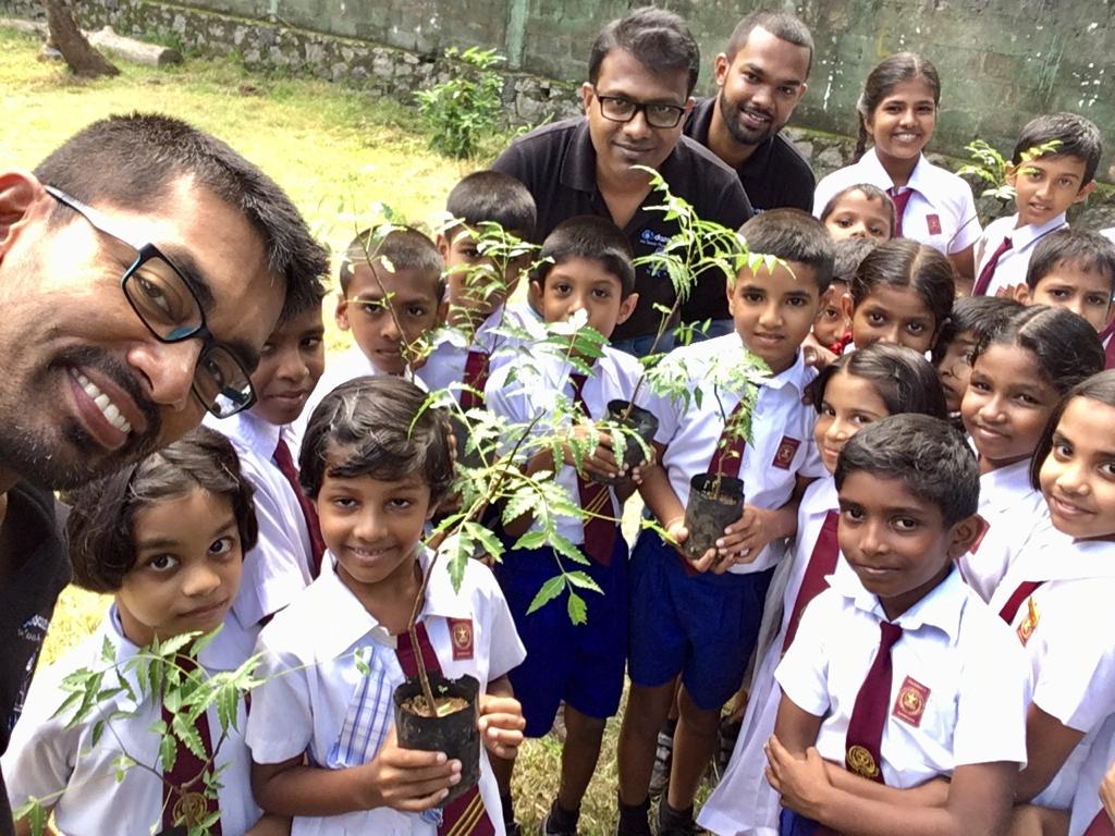 chamilmadusanka's tweet photo. 1% Pledge @dazeworks #SriLanka #Planting #Trees with #SchoolKids 
#DoItAsAHabit #AyurvedicPlants #1PercentPledge #Salesforce @salesforce @Benioff @shivanathd @NoRandomRant @crmsalesgem https://t.co/J4psNFAqH8