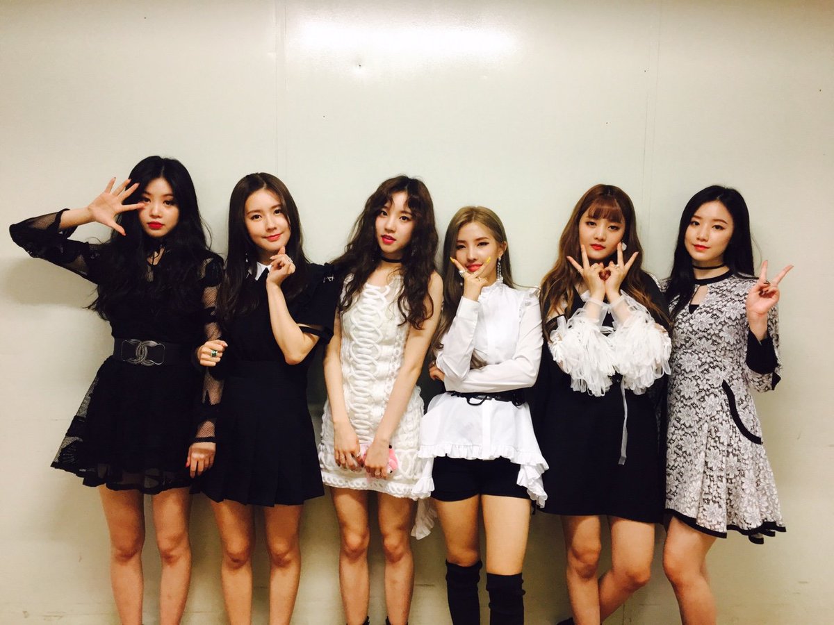 yieunts's tweet photo. rookie queens #LATATA3rdWin https://t.co/rR82TboHBj
