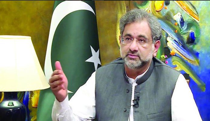 Waqtnewstv's tweet photo. سابق وزیراعظم شاہد خاقان عباسی وزیراعظم ہاؤس سے رخصت 
رختصی کے موقع پر شاہد خاقان عباسی کو گارڈ آف آنرپیش کیا گیا
شاہد خاقان عباسی نے وزیراعظم ہاؤس کے عملے سے ملاقات بھی کی
#ShahidKhaqabAbbasi
#guardOfOwner  @pid_gov #PMHouse @pmln_org https://t.co/uWv0Wis4lH