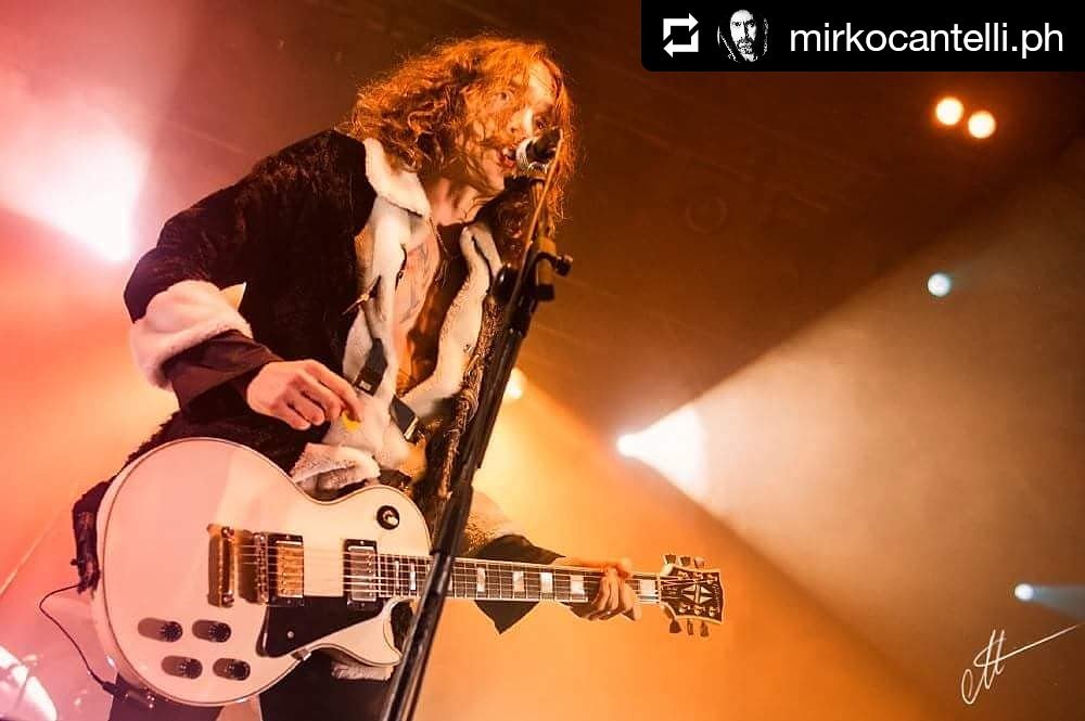 TD_Prisoners's tweet photo. Repost https://t.co/iq0OvjQbIj IG
#TheDarkness #thedarknesslovers #JustinHawkins #gig #music #concert #bologna #picoftheday #singer #event #concertphotography #concert #rock #hardrock #glamrock #glammetal #livemusic #portrait https://t.co/OriwPcL5Jn