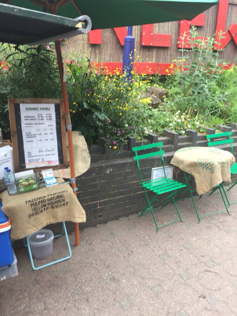 nw2coffee's tweet image. Normally I have at least a few people to serve... at least it’s Friday!! #newtimetable #thameslink #smallbusiness 🙁