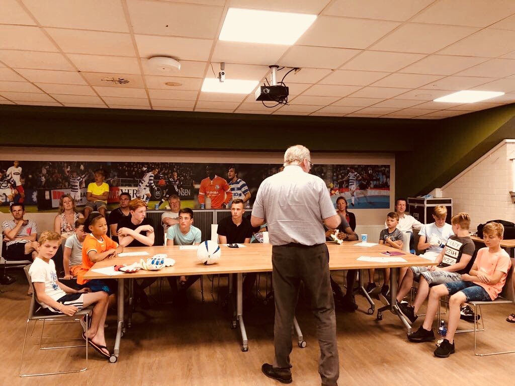 DeGraafschapJO's tweet photo. Sponsor One Keeper gaf gisteren een presentatie aan onze jeugdkeepers #keepershandschoenen #onekeeper https://t.co/ofkc0Z8fGJ
