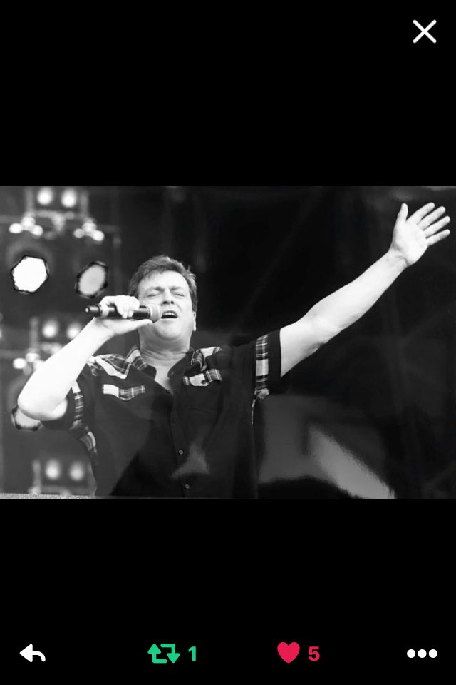 TartanStardust's tweet photo. @janetturner173 @LesMcKeownUK 😎🎤💕 #BestShowman #OriginalVoice 😎🎤💕 https://t.co/R01uz486oK