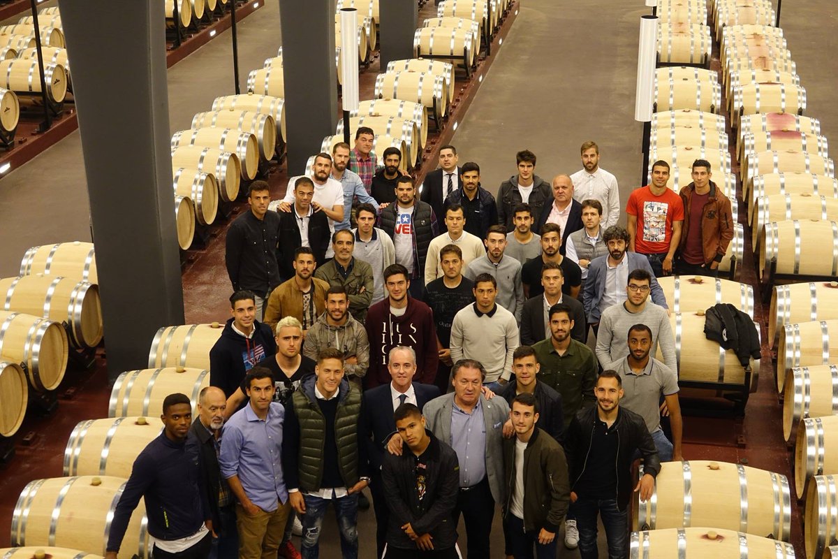 Ayer, la <a href="/SDHuesca/">SD Huesca</a>, se desplazaba hasta Bodega SOMMOS poniendo el broche final a todos los actos acaecidos alrededor de su tan merecido y luchado ascenso a Primera División.
#DisfrutaSommos #SommosHuesca #CorazónDePrimera