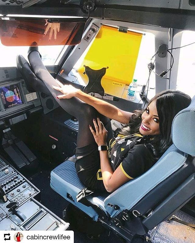nylonduweb's tweet photo. Bonne journée avec Air Nylon !
.
.
.
.
#cabinecrew #flightattendant #hostess #hotesse #hotessedelair #pantyhosefetish #collants #instaleg #instanylon #sexyoftheday https://t.co/hqIgEQna2M https://t.co/I0GWlk3WDJ