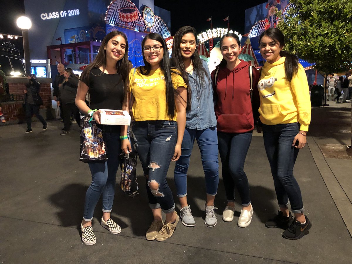 DVHSYISD's tweet photo. The @dvhsclassof18 had an amazing time at @UniStudios #GradBash2018 #ClassOf2018 #Seniors #WeAreOne #OFOD #ItsWhatWeDo #YISDProud #THEDISTRICT #WeDeliverExcellence #BeOurGuest @ysletaisd https://t.co/DM55sdGaGC