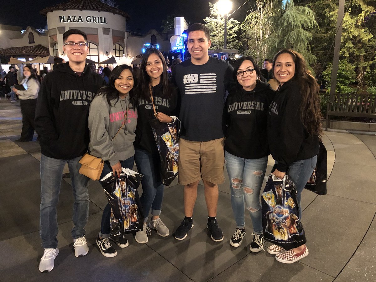 DVHSYISD's tweet photo. The @dvhsclassof18 had an amazing time at @UniStudios #GradBash2018 #ClassOf2018 #Seniors #WeAreOne #OFOD #ItsWhatWeDo #YISDProud #THEDISTRICT #WeDeliverExcellence #BeOurGuest @ysletaisd https://t.co/DM55sdGaGC