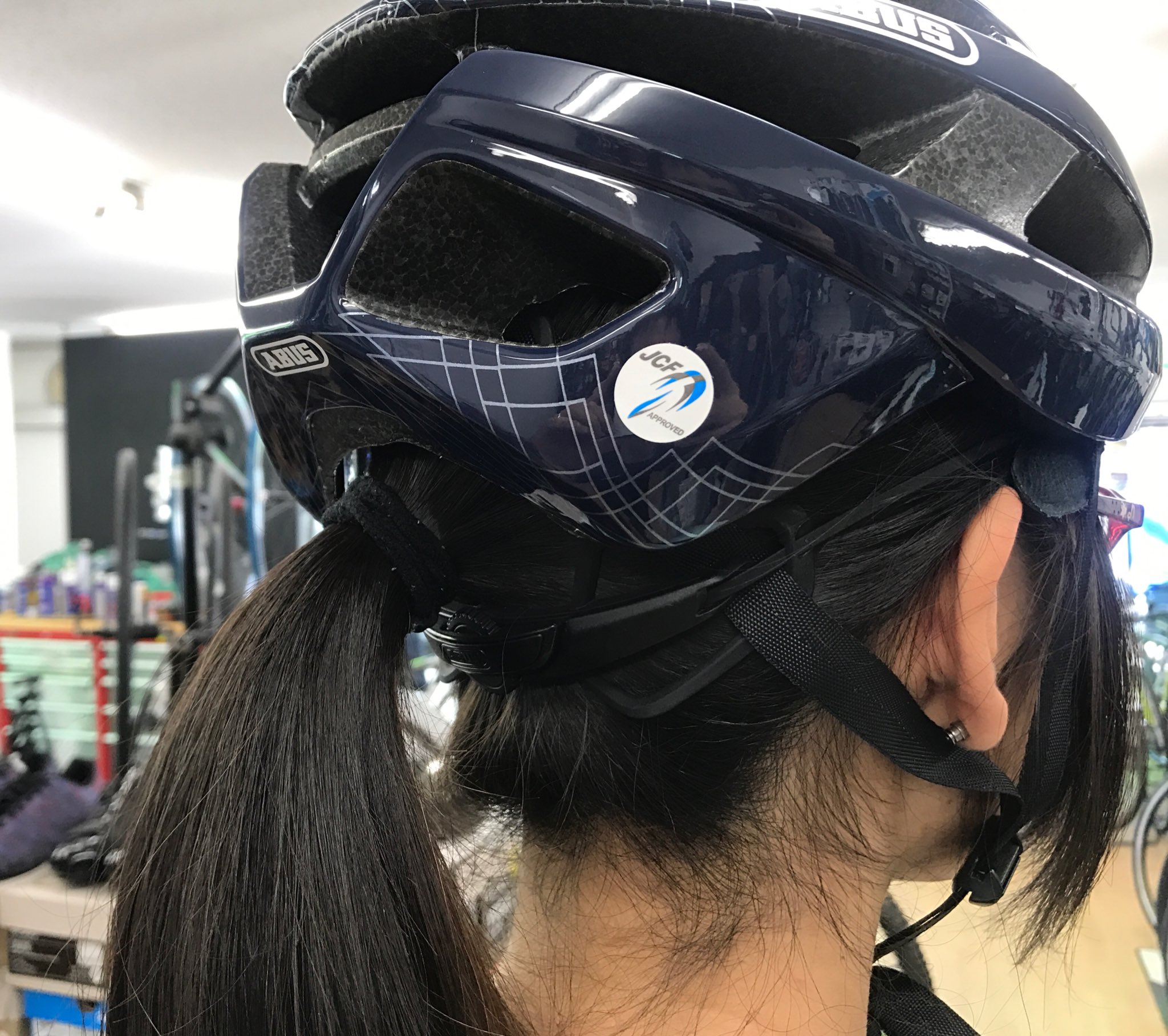 サイクルショップカンザキ上新庄店 در توییتر そしてこのヘルメット ポニーテールが出せるんです 女性は勿論 ウチの店長みたいに髪の長い方には朗報です 店長はこないだ髪切りました 当店事務員さんもお買上げ サイクルショップカンザキ上新庄店 در توییتر そしてこのヘルメット ポニーテールが出せるんです 女性は勿論 ウチの店長みたいに髪の長い方には朗報です 店長はこないだ髪切りました 当店事務員さんもお買上げ