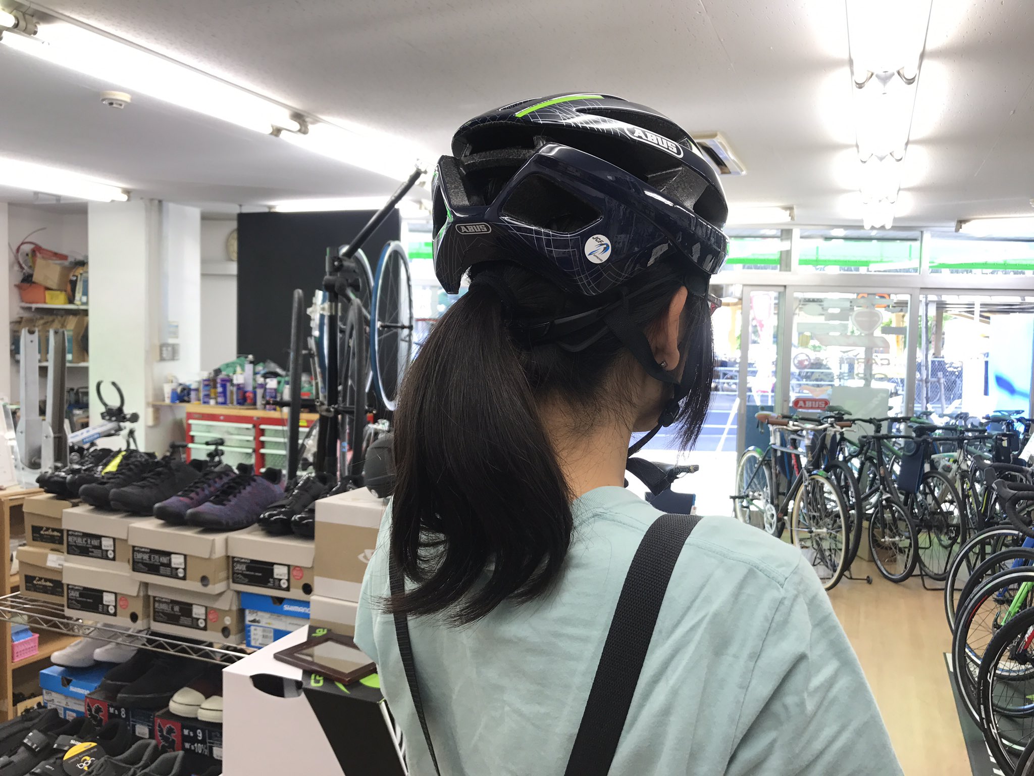 サイクルショップカンザキ上新庄店 そしてこのヘルメット ポニーテールが出せるんです 女性は勿論 ウチの店長みたいに髪の長い方には朗報です 店長はこないだ髪切りました 当店事務員さんもお買上げ T Co Jna8fjvupc Twitter