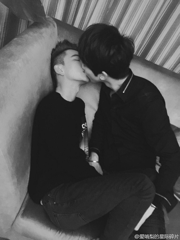 Азиаты поцелуи. 2 Парня корейца без лица. Корейцы парни поцелуй. Поцелуй двух парней корейцев. Поцелуй Эстетика.
