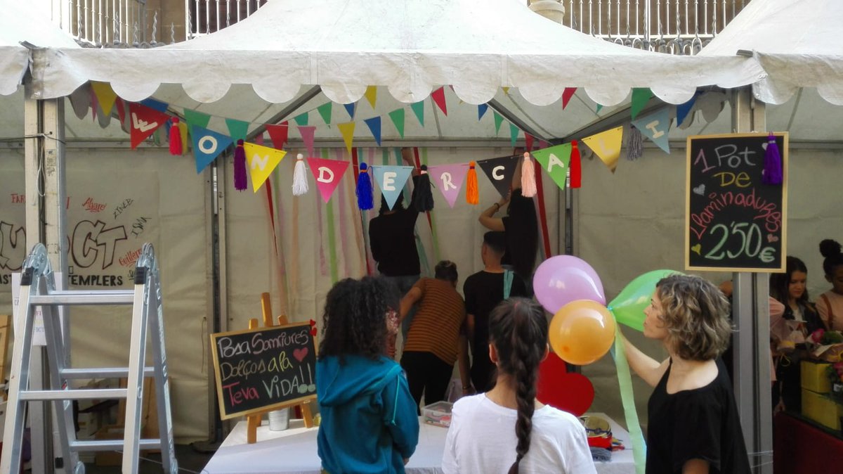 Avui el nostre PFI d'atenció al públic, vendes i comerç surt al carrer a fer el mercat de joves emprenedors! Aprofiteu i si passeu per davant de la catedral entre 10 i 13 els podreu trobar!!