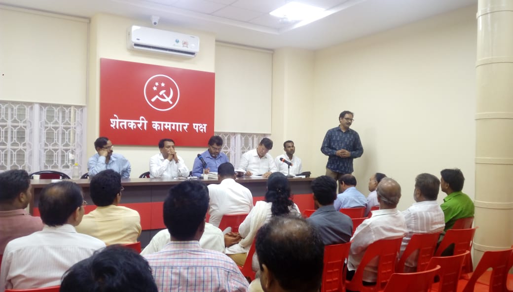 KrantiSabha's tweet photo. !! अॕड राजेंद्र कोरडेंना जिंकून आणण्या���ा निर्धार !! 
           :- ब्रि.सुधीर सावंत -:

पुरोगामी लोकशाही आघाडीचे, मुंबई पदवीधर मतदार संघाचे उमेदवार अॕड राजेंद्र कोरडे यांच्या प्रचारा करिता मुंबई शहरातील प्रमुख कार्यकर्यांची बैठकीत मा. विशाल हिवाळे बोलताना #IndiansForConstitution https://t.co/MXVhQED0OW