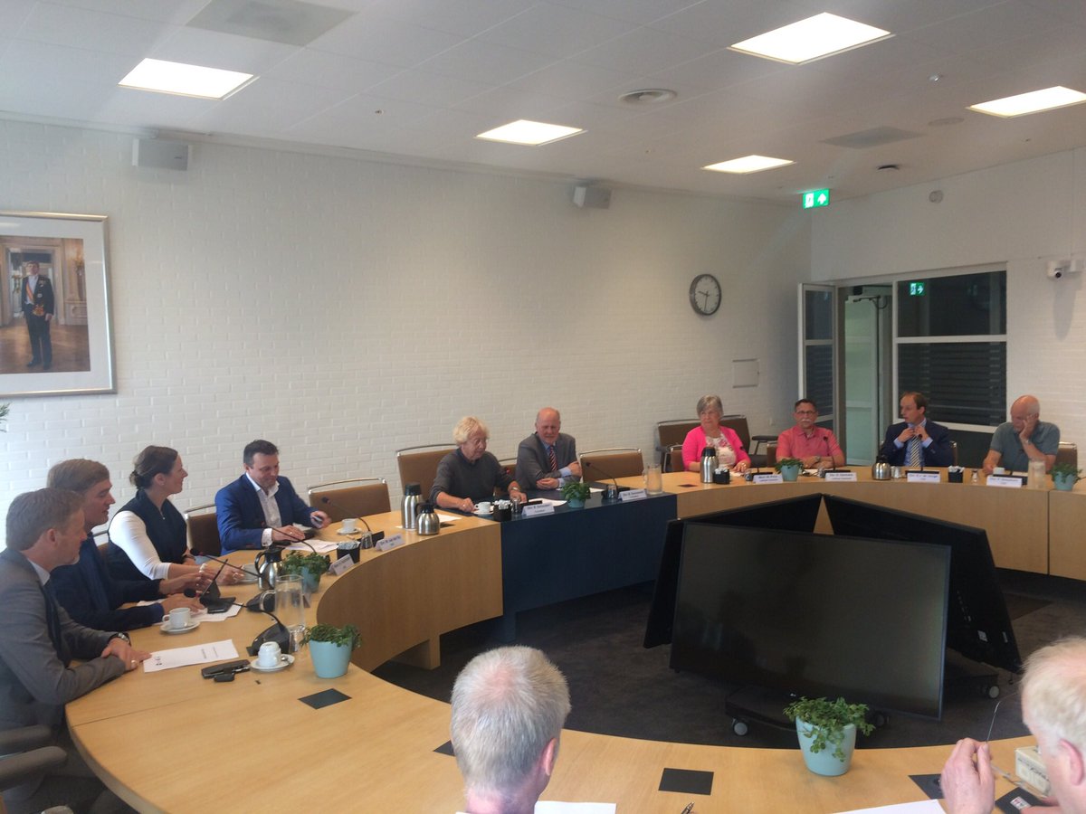 Formateurs en onderhandelaars <a href="/LeefbaarZeewlde/">Leefbaar Zeewolde</a> <a href="/VVDZeewolde/">VVD Zeewolde</a> <a href="/CUZeewolde/">ChristenUnieZeewolde</a> <a href="/CDA_Zeewolde/">CDA Zeewolde</a> <a href="/gemzeewolde/">Gemeente Zeewolde</a> presenteren #coalitieakkoord  met wethouderskandidaten <a href="/WinniePrins/">Winnie Prins</a> <a href="/wimvanderes/">Wim van der Es</a> <a href="/EggeJan_deJonge/">Egge Jan de Jonge</a> @EwoutSuithoff