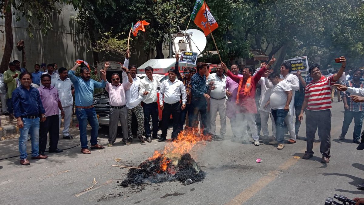 praveenskapoor's tweet photo. @BJP4Delhi workers led by President Sh @ManojTiwariMP just held a #MassiveDemonstration at #BangBhawan New Delhi Against @MamataOfficial #StateSponsoredViolence against @BJP4Bengal workers killing #DalitWorker

@BJP4India Gen Secretary Sh @KailashOnline addressed

@TajinderBagga https://t.co/PDOgaMrD3R