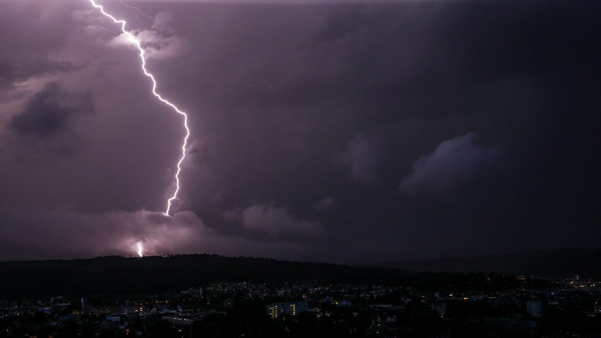 wintimet's tweet photo. Abendliche Blitzshow über #Winterthur #Goldenberg #Gewitter | @PhotoSely Es war cool mit euch #Fotocracks mitzuknipsen😉👍 https://t.co/tOTybBwYvn