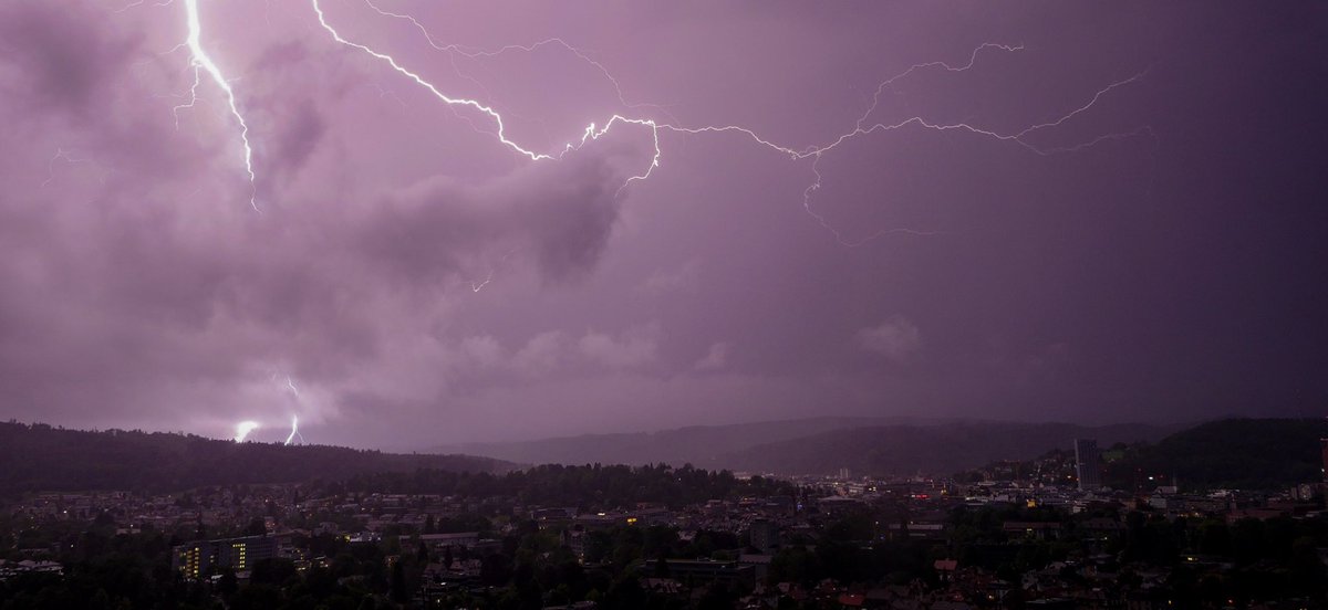 wintimet's tweet photo. Abendliche Blitzshow über #Winterthur #Goldenberg #Gewitter | @PhotoSely Es war cool mit euch #Fotocracks mitzuknipsen😉👍 https://t.co/tOTybBwYvn