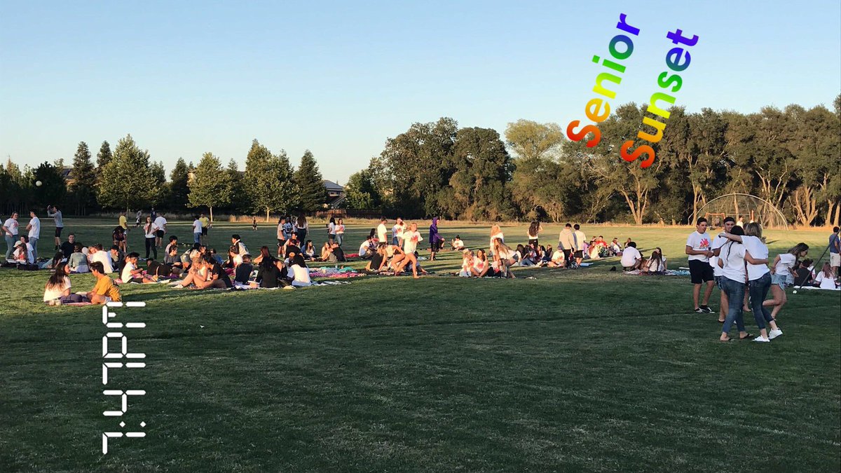Leniespictures's tweet photo. Senior Sunset. 🌄 I've loved capturing pics 📷 and being part of so many of these kids and families lives from preschool on . I'm going to miss this class. 🎓❤️#classof2018 #myfirstgraduate https://t.co/e1kzg1UdsC