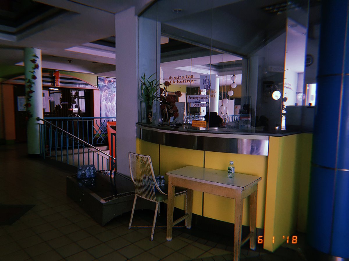 silkklissilk's tweet photo. ▪1 มิถุนายน 2561▪

ภาพของลิโด้ที่เคยมีสีสันจากหลอดไฟ วันนี้ถูกปิดลงมืดสลัว แต่เชื่อว่าสีสันนั้นยังคงสดใสอยู่ในค.ทรงจำของใครหลายๆคน วันนี้พี่ๆสูทเหลืองมาช่วยกันขนของ เครื่องฉายต่างๆ ป้ายบอกรอบหนังถูกป���ดออกเหลือไว้เพียงร่องรอยของกาลเวลา.

#Lido #goodbyelido #อำลาลิโด้ #ลิโด้ https://t.co/U4iezFBg5w